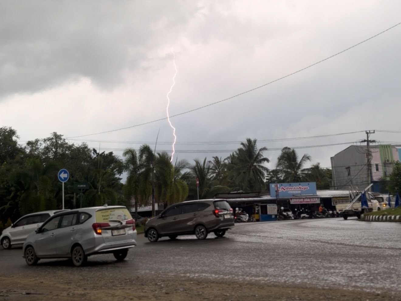 Kendari Kembali Diterjang Hujan Deras, Petir, dan Angin Kencang Kendari Kembali Diterjang Hujan Deras, Petir, dan Angin Kencang