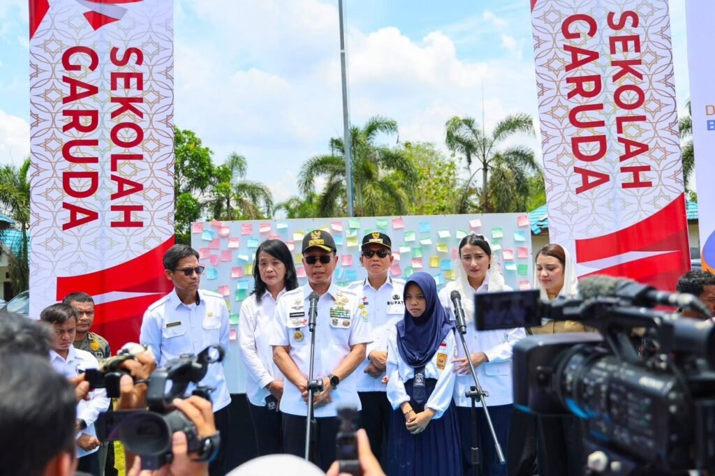 Pelaksana Tugas (Plt.) Kepala Dinas Pendidikan dan Kebudayaan (Dikbud) Sulawesi Tenggara, Aris Badara, didampingi sejumlah pejabat daerah, memberikan keterangan pers terkait pembukaan Sekolah Unggulan Garuda Sultra dan dimulainya PPDB Tahun 2026 di Kantor Dikbud Sultra.