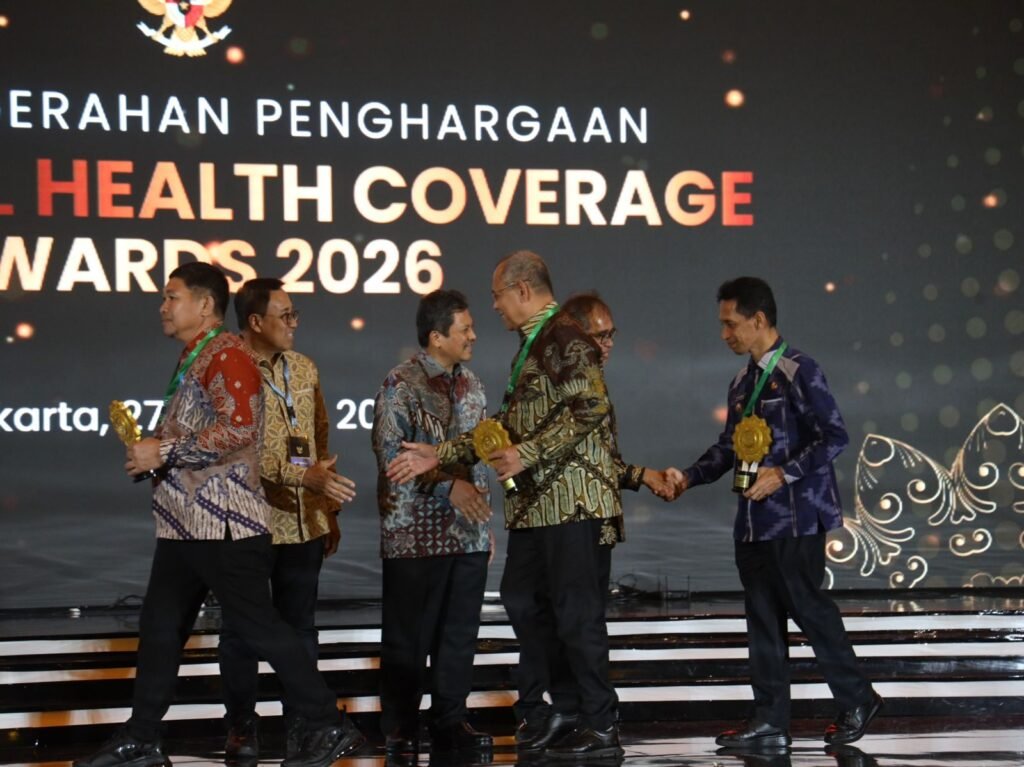 Bupati Wakatobi, Haliana (mengenakan tenun biru), saat memperoleh penghargaan Universal Health Coverage (UHC) Awards 2026 di Jakarta International Expo (JIEXPO) Kemayoran, Jakarta.