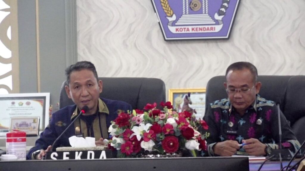 Sekda Kota Kendari, Amir Hasan saat memimpin rapat koordinasi pembersihan kawasan Teluk Kendari.