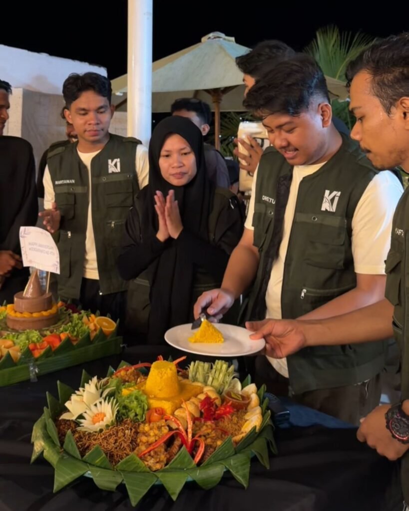 Pemotongan tumpeng oleh Direktur Kendariinfo, Al Azhad Asladika pada Anniversary ke-9 Kendariinfo di Atana Villa, Desa Tapulaga, Kecamatan Soropia, Kabupaten Konawe.