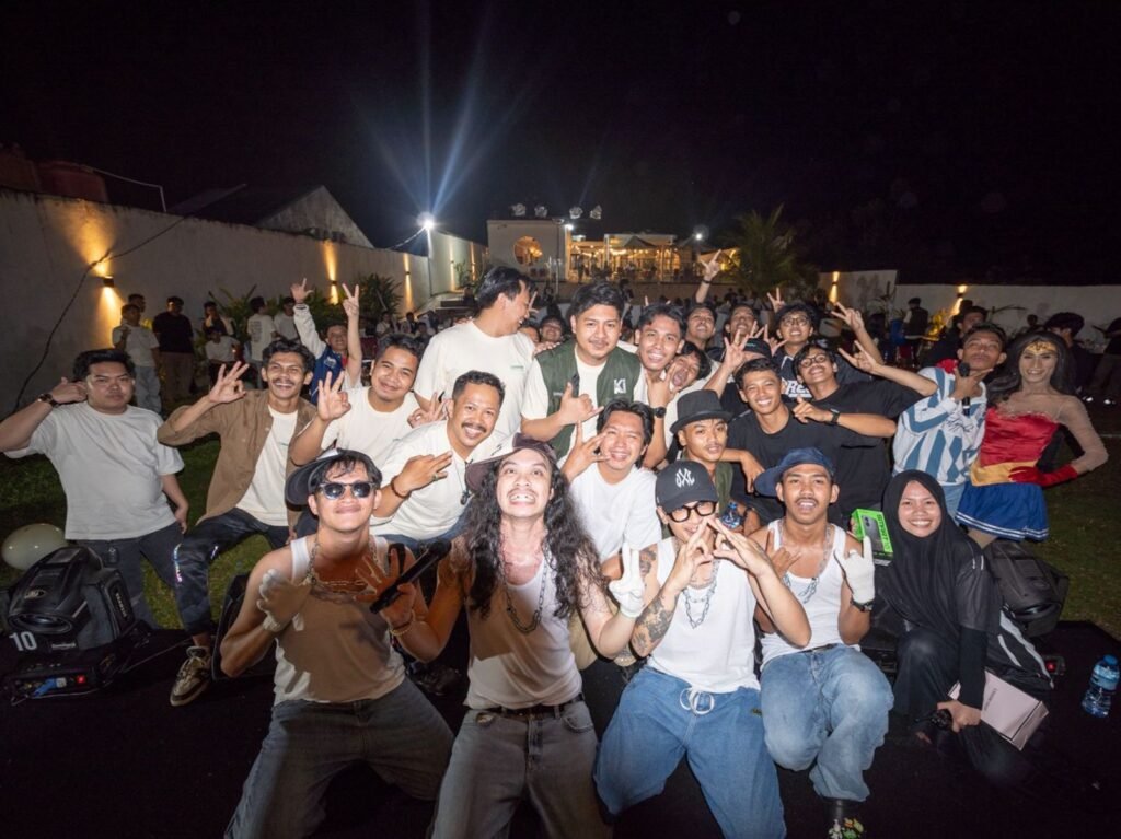 PNS Bernyanyi berfoto bersama peserta pada Anniversary ke-9 Kendariinfo di Atana Villa, Desa Tapulaga, Kecamatan Soropia, Kabupaten Konawe.