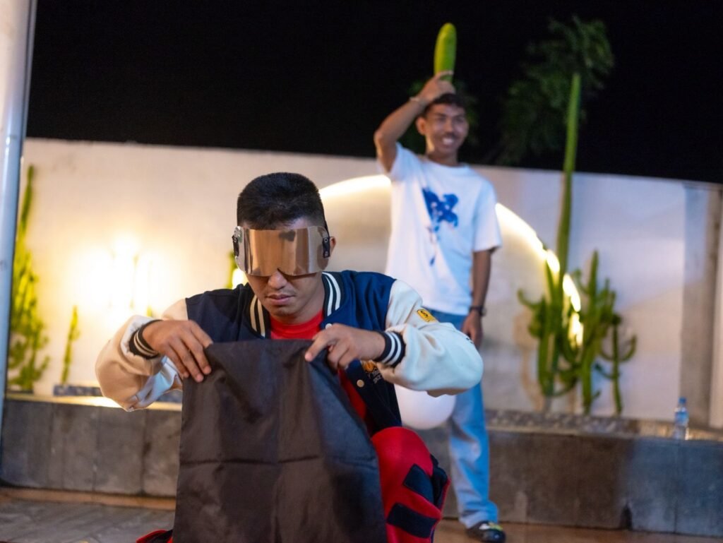 Pesulap Syawal saat melakukan atraksi sulap pada Anniversary ke-9 Kendariinfo di Atana Villa, Desa Tapulaga, Kecamatan Soropia, Kabupaten Konawe.