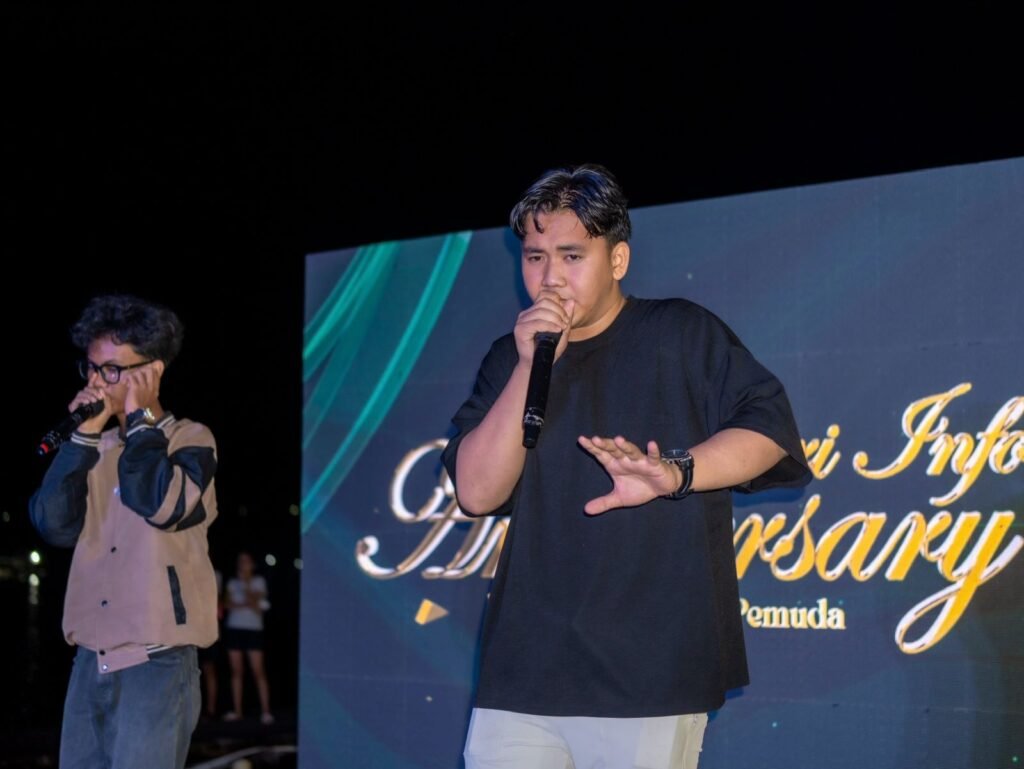 Ihya (kanan) saat beatbox pada Anniversary ke-9 Kendariinfo di Atana Villa, Desa Tapulaga, Kecamatan Soropia, Kabupaten Konawe.