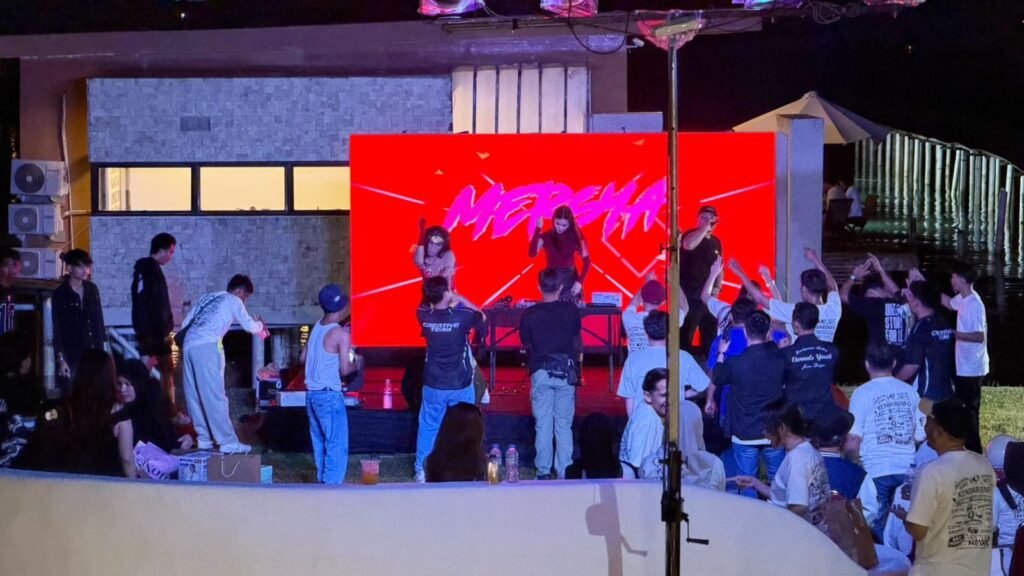 DJ Mersya saat menghibur peserta Anniversary ke-9 Kendariinfo di Atana Villa, Desa Tapulaga, Kecamatan Soropia, Kabupaten Konawe.