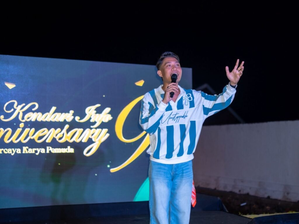 MC Odangs pada Anniversary ke-9 Kendariinfo di Atana Villa, Desa Tapulaga, Kecamatan Soropia, Kabupaten Konawe.