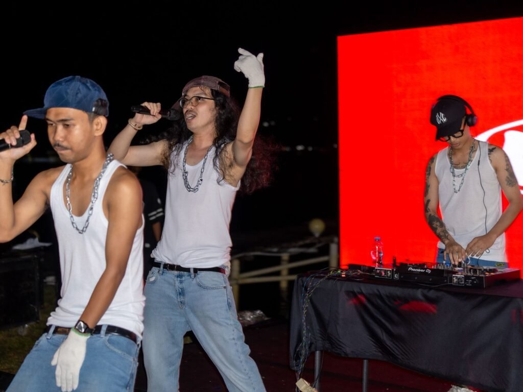 PNS Bernyanyi saat menghibur peserta Anniversary ke-9 Kendariinfo di Atana Villa, Desa Tapulaga, Kecamatan Soropia, Kabupaten Konawe.