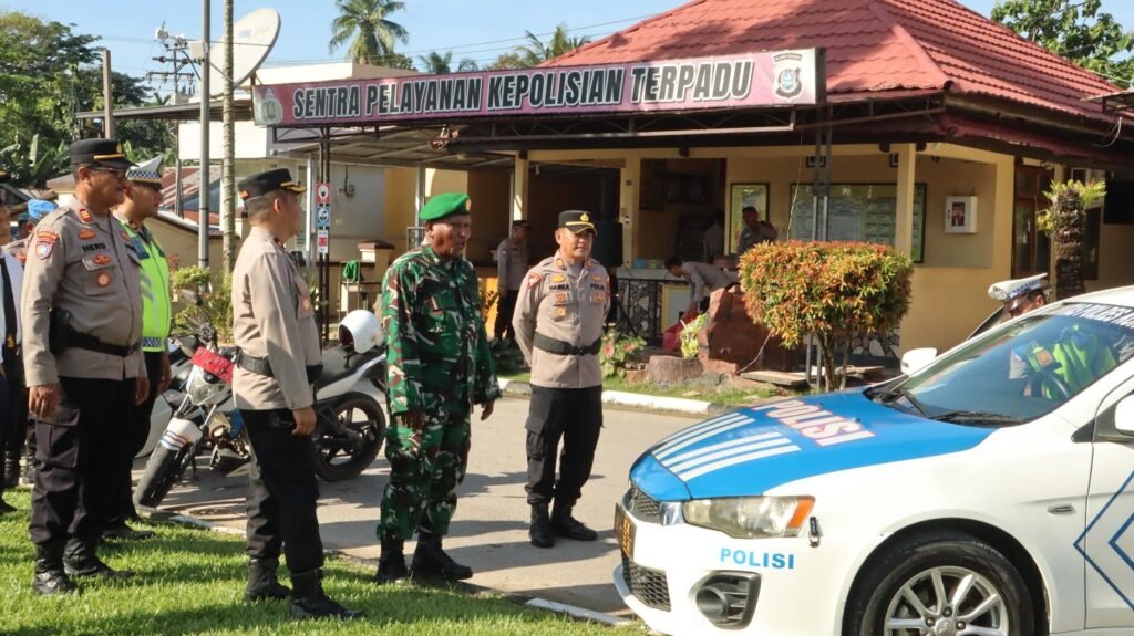 Wakapolres Konawe Selatan (Konsel), Kompol Fitrayadi saat melakukan pengecekan pasukan dan peralatan pendukung Operasi Keselamatan Anoa 2026.