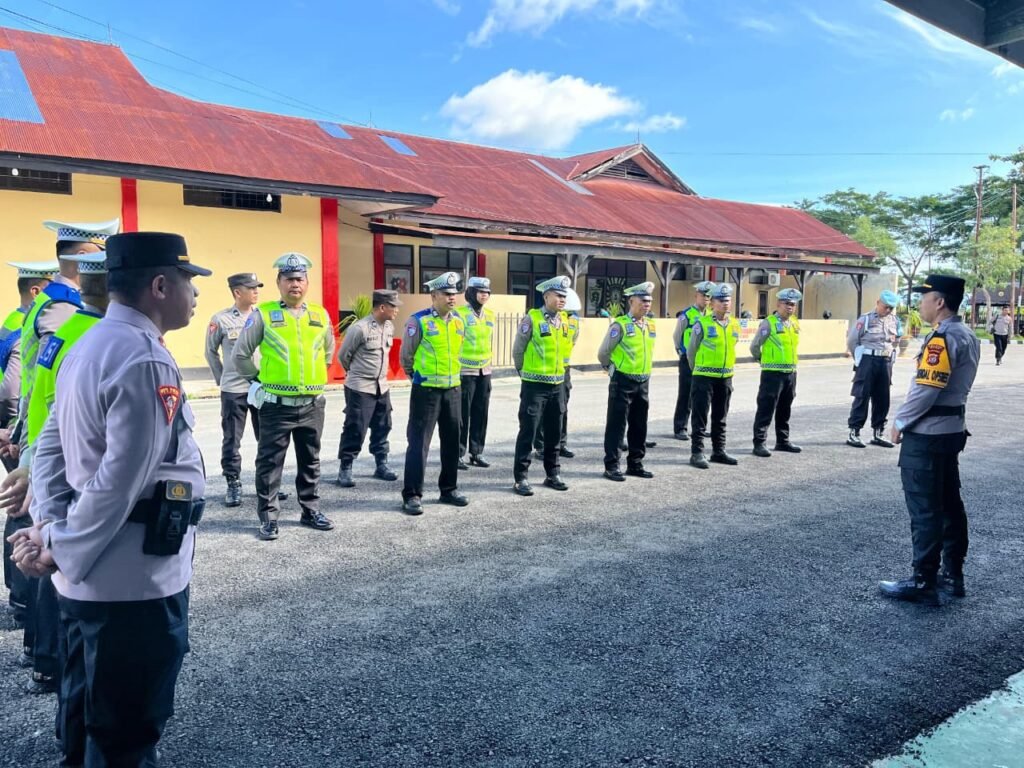 Personel polisi petugas Operasi Keselamatan Anoa di wilayah Kabupaten Muna dan Muna Barat (Mubar), Sulawesi Tenggara.