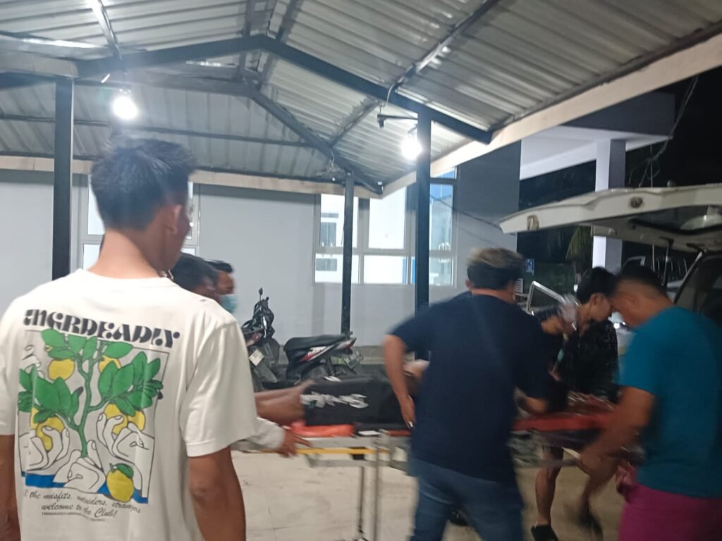Seorang pria menjadi korban pembunuhan di depan salah satu tempat biliar di Kelurahan Lapulu, Kecamatan Abeli, Kota Kendari saat dibawa ke Rumah Sakit Bahteramas Kendari.