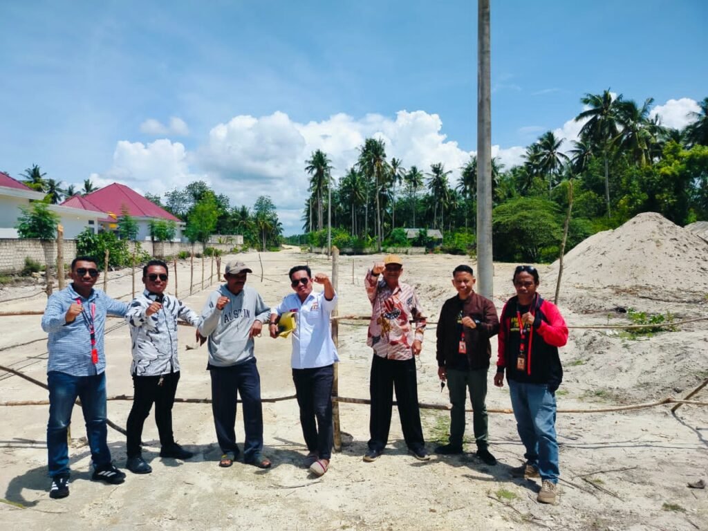 Penasihat Hukum Rahmat dari Lembaga Bantuan Hukum (LBH) Himpunan Advokat Muda Indonesia (HAMI) Buton mengunjungi jalan menuju sekolah rakyat di Desa Wakambangura II, Kecamatan Mawasangka, Kabupaten Buton Tengah (Buteng), Sulawesi Tenggara (Sultra).