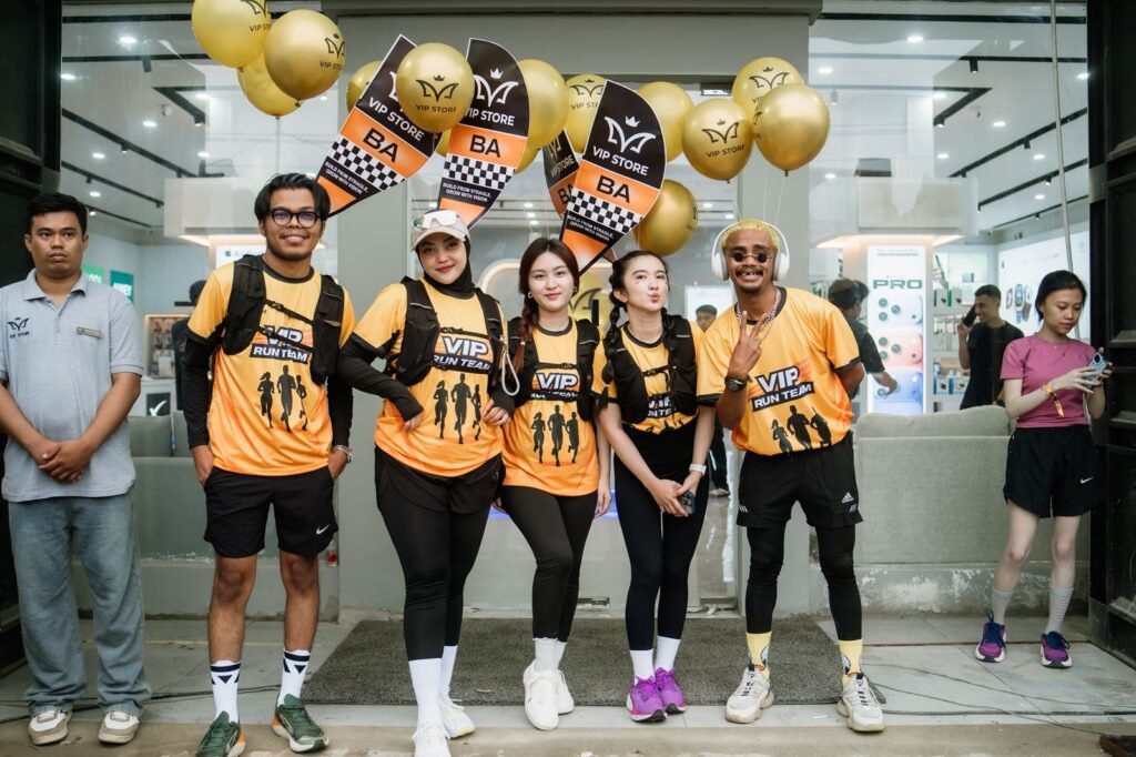 Brand ambassador Techno Plaza VIP Store Kendari, yakni Umar Ridwan (ujung kiri) Nurul Wulan (kedua dari kiri), Rosalia Akmareta (tengah), Krisanti Arni (kedua dari kanan) dan Alkes Kelor (ujung kanan) saat akan mengikuti kegiatan fun run.
