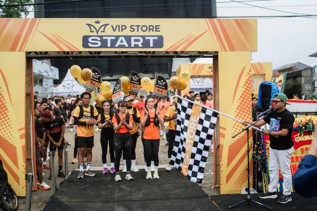 Kegiatan fun run yang diadakan Techno Plaza VIP Store Kendari di Jalan Laode Hadi Nomor 189, Kelurahan Korumba, Kecamatan Kadia, Kota Kendari dalam rangkaian grand opening.