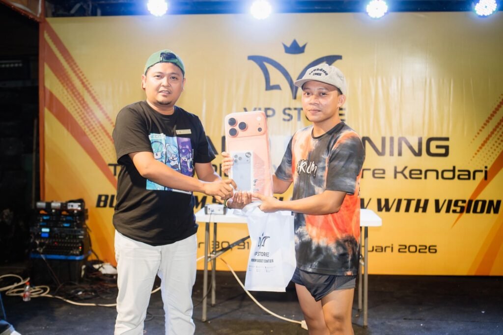 iPhone 17 Pro Max didapatkan oleh Muhammad Rinto Setiawan pada grand opening Techno Plaza VIP Store Kendari di Jalan Laode Hadi Nomor 189, Kelurahan Korumba, Kecamatan Kadia, Kota Kendari.