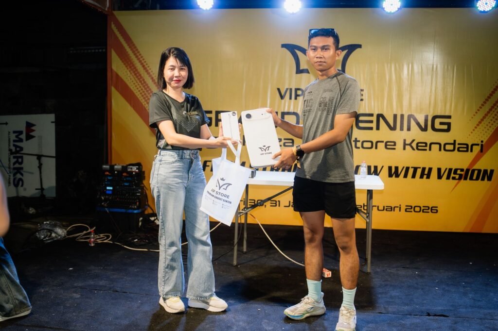 iPhone 17 Air diraih Al Fatur Ramadani pada grand opening Techno Plaza VIP Store Kendari di Jalan Laode Hadi Nomor 189, Kelurahan Korumba, Kecamatan Kadia, Kota Kendari.