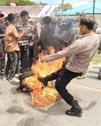 Polisi Tendang Ban Terbakar Kena Demonstran di Inspektorat Mubar, 5 Luka-Luka