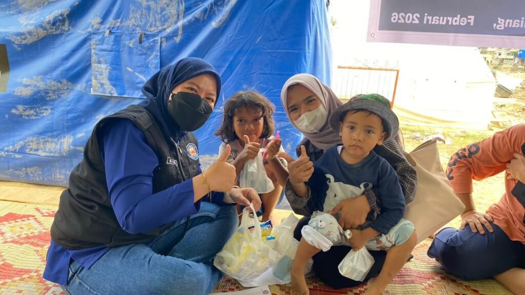 Relawan dari Fakultas Kedokteran (FK) Universitas Halu Oleo (UHO) Kendari saat memberikan pelayanan kemanusiaan untuk korban bencana di Aceh Tamiang.