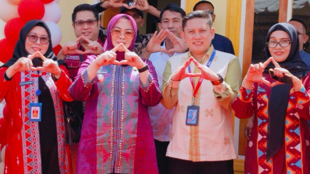 Pihak Bank Tabungan Negara (BTN) Kendari menghadiri pemberian satu unit rumah kepada warga di kawasan Madinah City 5 Square, milik PT Swarna Dwipa Property, Jalan Chairil Anwar, Kelurahan Watulondo, Kecamatan Puuwatu, Kota Kendari.