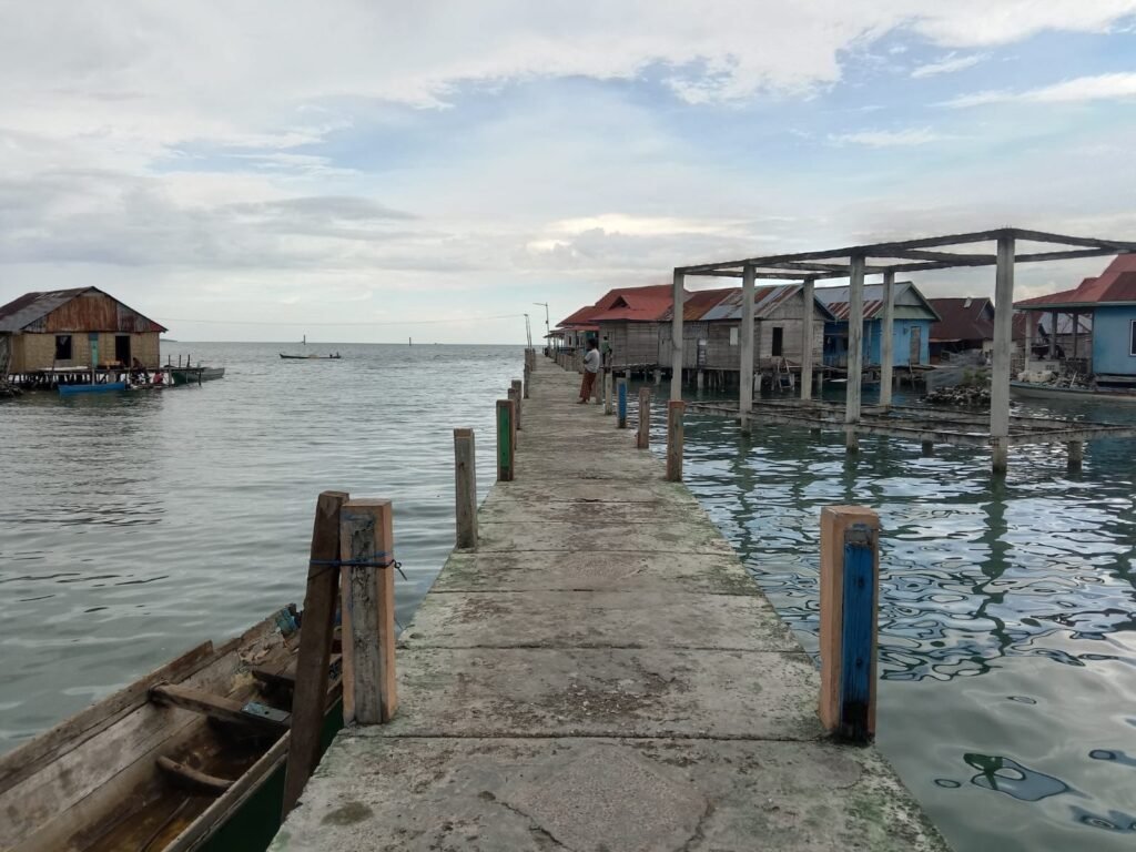 Potret Jembatan Pelangi di Desa Mola Nelayan Bhakti, Kecamatan Wangiwangi Selatan, Kabupaten Wakatobi.
