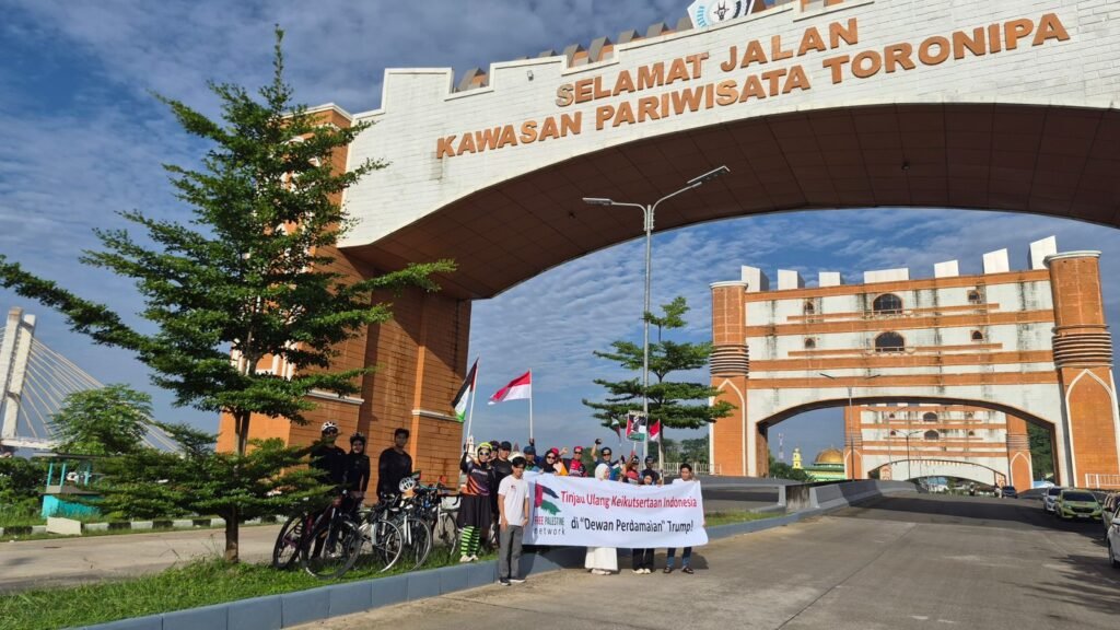 FPN Pokja Kendari saat menggelar aksi simpatik di Gerbang Wisata Kendari – Toronipa, Sulawesi Tenggara (Sultra) terkait keikutsertaan Indonesia di BoP.