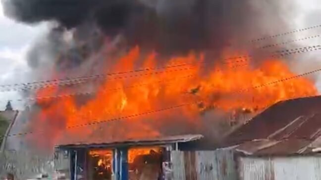 Rumah di Lawata Kendari Terbakar Hebat, Damkarmat Diterjunkan Lakukan Pemadaman