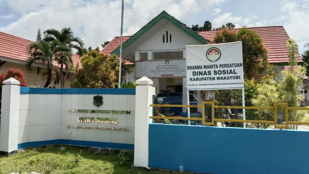 Kantor Dinas Sosial (Dinsos) Wakatobi yang berlokasi di Kelurahan Mandati III, Kecamatan Wangiwangi Selatan, Kabupaten Wakatobi.