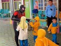 Sopir Berkostum Spiderman Antar MBG di Katobu, Muna, Anak TK Antusias