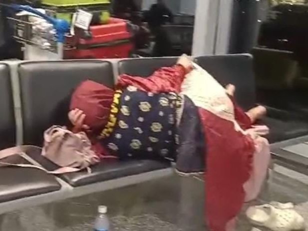 Jemaah umrah yang menggunakan jasa pihak travel Tajak Ramadhan Grup (TRG) Kendari yang terlantar di Bandara Internasional Changi Singapura.