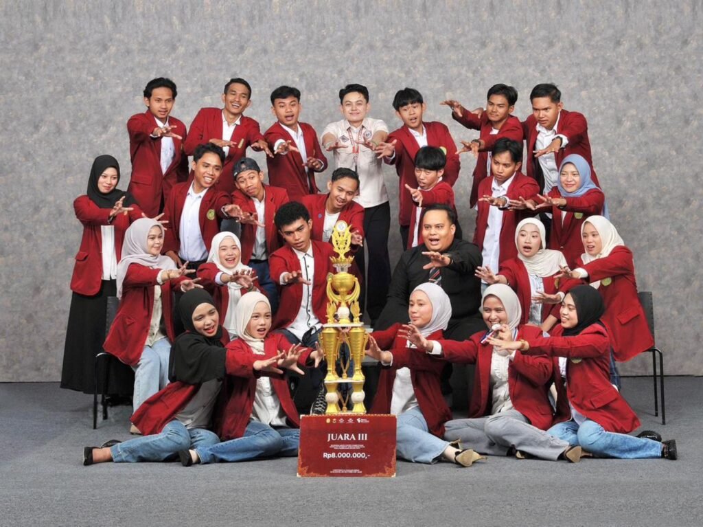 Tim FH UM Kendari usai menjadi juara 3 pada ajang National Moot Court Competition (NMCC) ALSA Piala Mahkamah Agung XXVI yang berlangsung di Makassar.