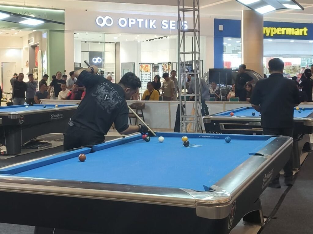 Sebanyak 64 peserta turnamen yang digelar Persatuan Rumah Biliar Kota Kendari, Sulawesi Tenggara (Sultra), berkolaborasi dengan delapan rumah biliar mengikuti babak utama di The Park Mall Kendari.