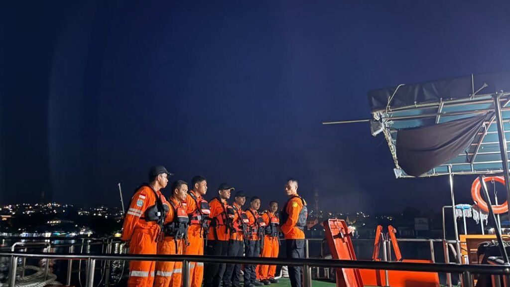 Tim Rescue Pos SAR Baubau saat dikerahkan melakukan pencarian dua penumpang longboat yang diduga hilang kontak di perairan Pulau Kabaena, Kabupaten Bombana.