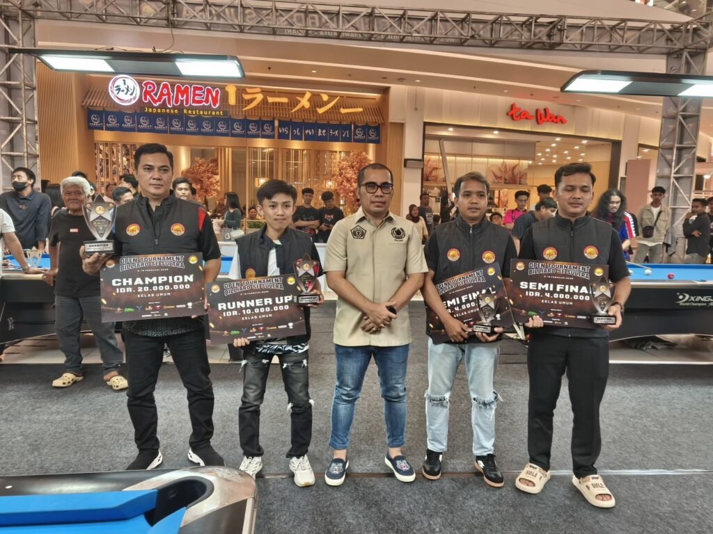 Juara kategori utama yang digelar Persatuan Rumah Biliar Kota Kendari, Sulawesi Tenggara (Sultra), berkolaborasi dengan delapan rumah biliar saat menerima piagam dan uang pembinaan dari Ketua Bidang Anggaran dan Sumber Daya Manusia KONI Sultra, Sukri (tengah) di The Park Mall.