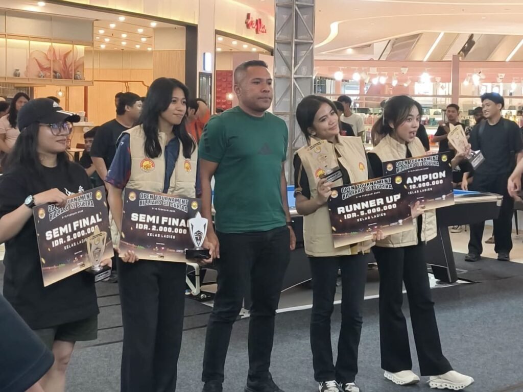Juara kategori putri yang digelar Persatuan Rumah Biliar Kota Kendari, Sulawesi Tenggara (Sultra), berkolaborasi dengan delapan rumah biliar saat menerima piagam dan uang pembinaan dari Ketua KONI Kendari, LM. Rajab Jinik (tengah).