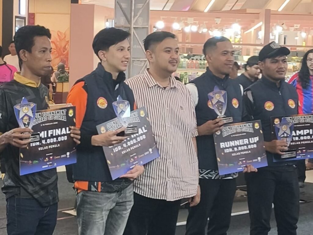 Juara kategori pemula yang digelar Persatuan Rumah Biliar Kota Kendari, Sulawesi Tenggara (Sultra), berkolaborasi dengan delapan rumah biliar saat menerima piagam dan uang pembinaan dari Ketua POBSI Sultra, Fadlan Sikri Rachman (tengah).