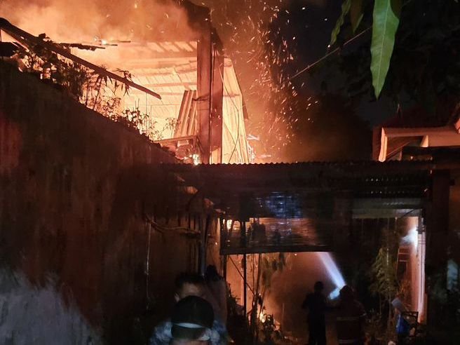 Rumah di Punggolaka Kendari Terbakar, Pemilik Tak Sadar Api Sudah Merembet ke Lantai 2 Rumah di Punggolaka Kendari Terbakar, Pemilik Tak Sadar Api Sudah Merembet ke Lantai 2