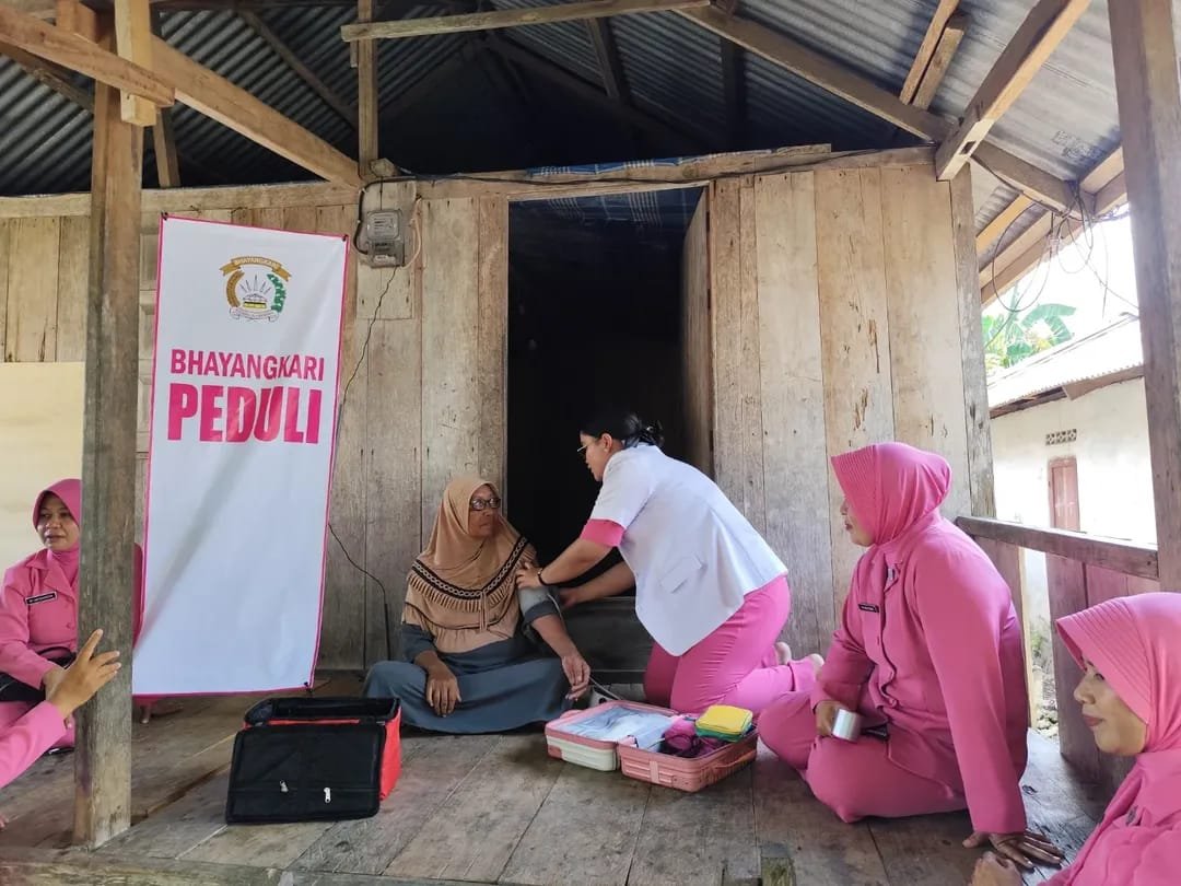 Bakti Sosial Bhayangkari Wakatobi, Bagikan Paket Sembako dan Pemeriksaan Kesehatan Masyarakat Bakti Sosial Bhayangkari Wakatobi, Bagikan Paket Sembako dan Pemeriksaan Kesehatan Masyarakat