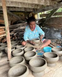 Di Bawah Kolong Rumah dan Debur Ombak, Wa Ena Menjaga Napas Terakhir Gerabah Muna