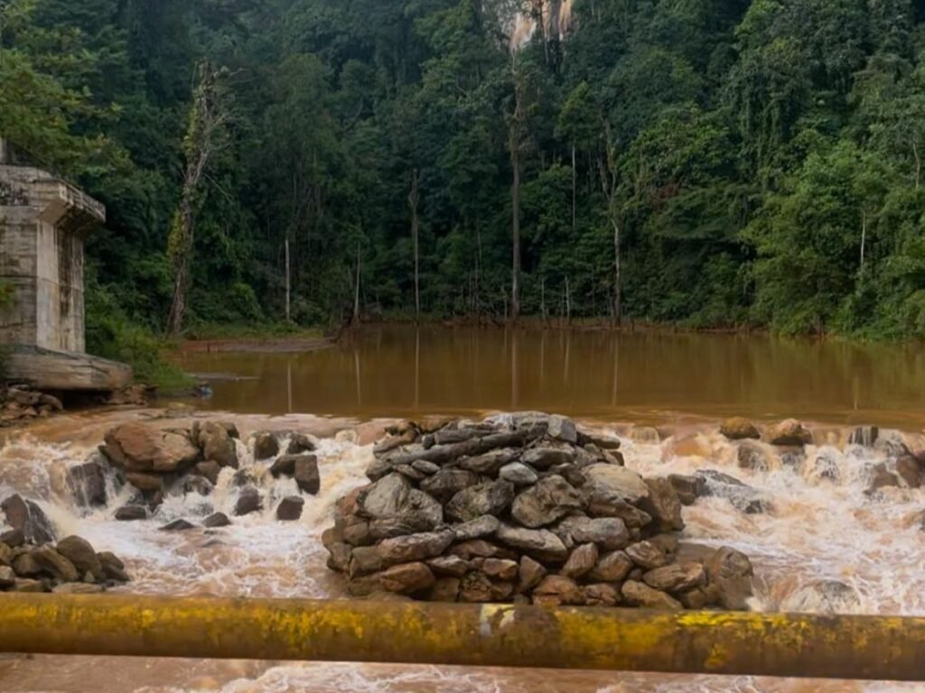 Sungai Lalindu yang melintasi wilayah Kecamatan Routa, Kabupaten Konawe dengan kondisi sudah tercemar.