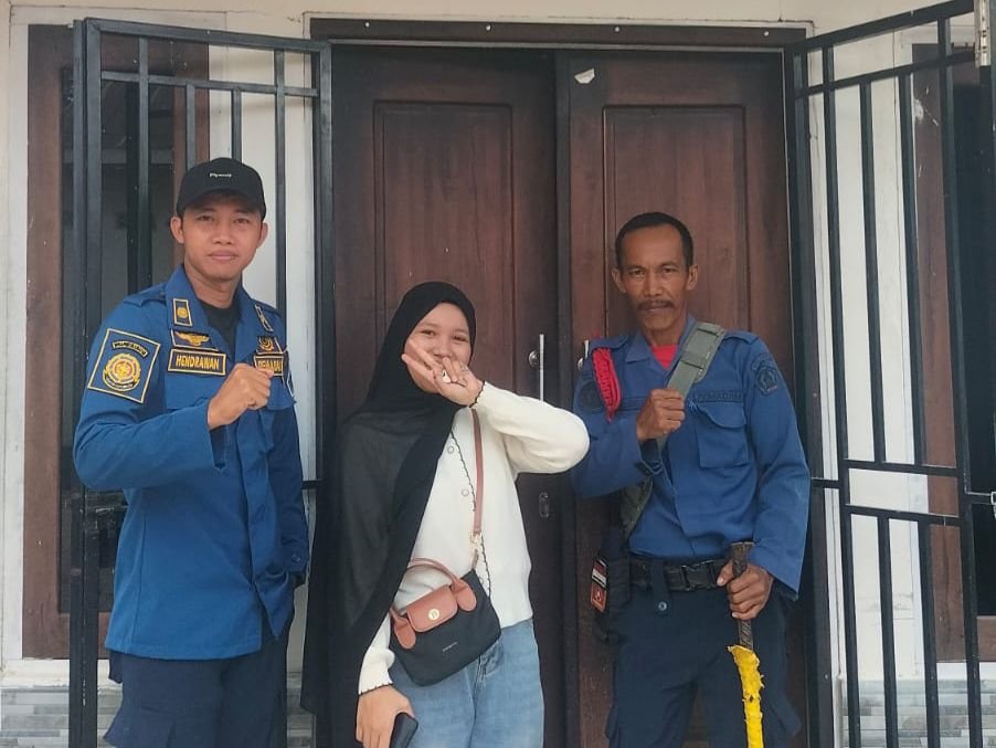 Call Center 112 Berdering, Damkarmat Kendari Meluncur Evakuasi Pintu Rumah yang Terkunci Call Center 112 Berdering, Damkarmat Kendari Meluncur Evakuasi Pintu Rumah yang Terkunci