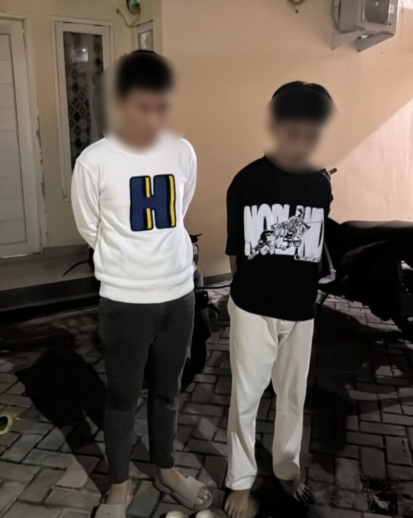 Dua remaja yang kepergok curi sandal jemaah Masjid Raudhatul Jannah, Jalan Made Sabara, Kelurahan Korumba, Kecamatan Mandonga, Kota Kendari saat diamakan warga.