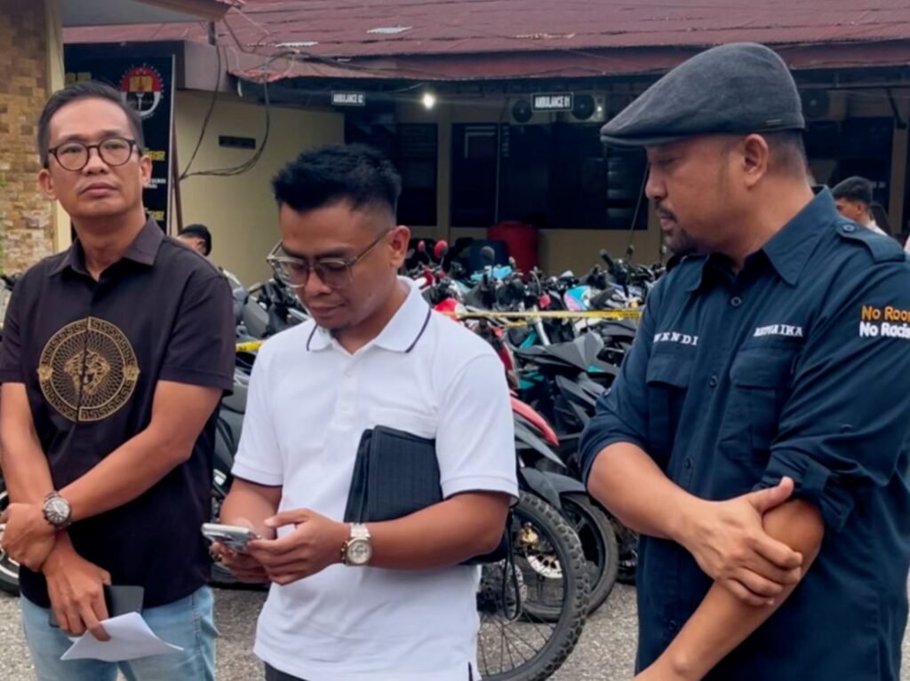Korban tanah kavling PT Swarna Dwipa Property (SDP) berinisial A (tengah) bersama kuasa hukumnya, Wendy Saputra Sari (kanan) usai membuat laporan di Mapolresta Kendari.
