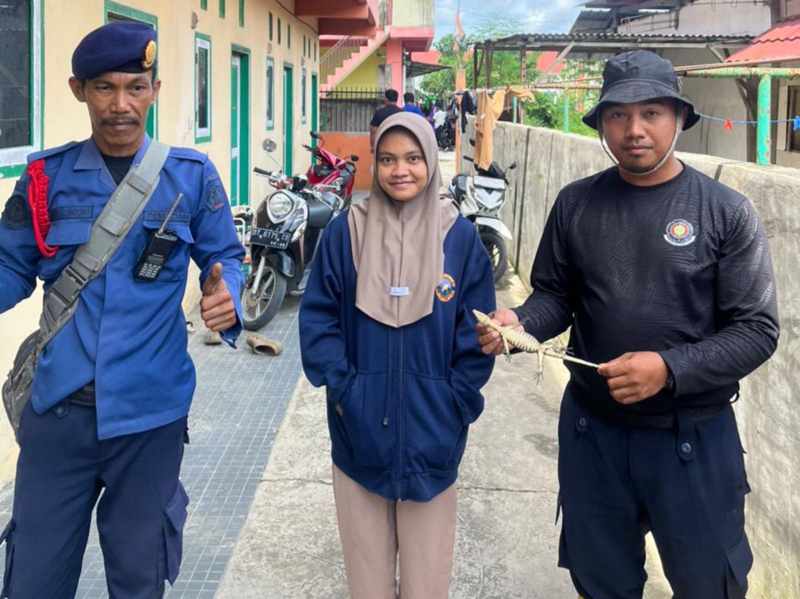 Respons Cepat Damkarmat Kendari, Evakuasi Anak Biawak dari Kamar Indekos Warga Kambu Respons Cepat Damkarmat Kendari, Evakuasi Anak Biawak dari Kamar Indekos Warga Kambu