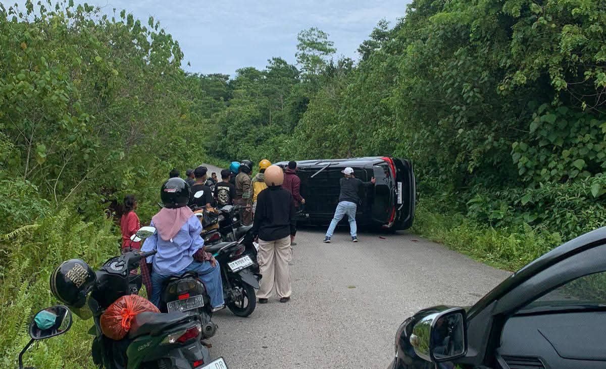 Mobil Toyota Rush Terbalik di Buton Gegara Sopir Mengantuk, 4 Penumpang Luka Mobil Toyota Rush Terbalik di Buton Gegara Sopir Mengantuk, 4 Penumpang Luka