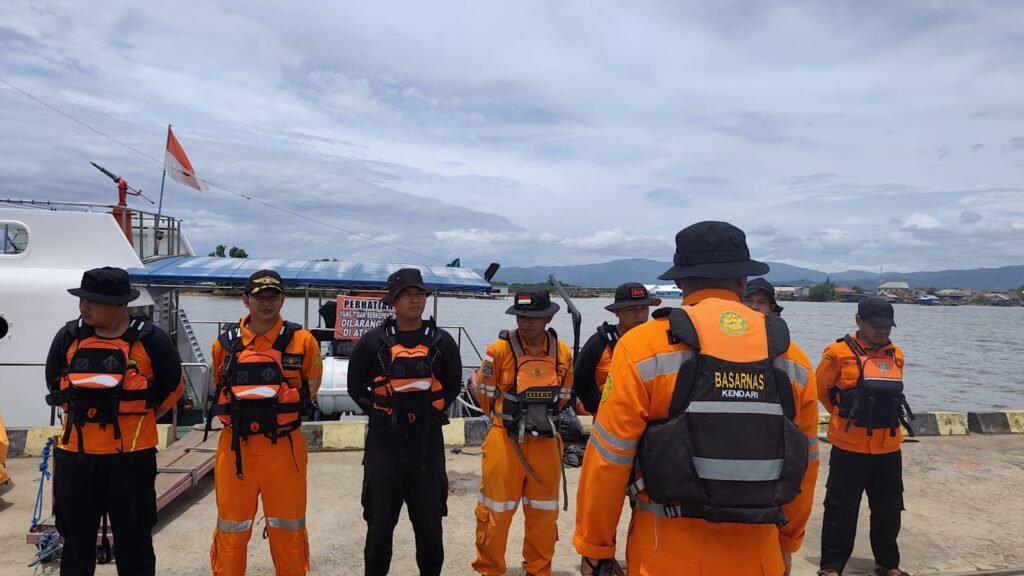 Tim Rescue Pos SAR Kolaka saat dikerahkan melakukan pencarian Kapal Motor Layar (KML) Setia Kawan GT 105 yang dilaporkan tenggelam di Perairan Bambaea, Kecamatan Poleang Timur, Kabupaten Bombana.