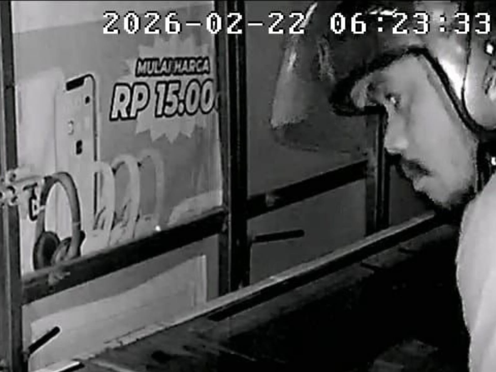 Konter Jasa Transfer Uang di Kendari Disatroni Maling, Pelaku Pria Terekam CCTV Konter Jasa Transfer Uang di Kendari Disatroni Maling, Pelaku Pria Terekam CCTV