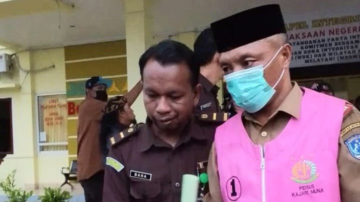 Rustam, tersangka korupsi pembangunan stadion di Desa Motewe, Kecamatan Lasalepa, Kabupaten Muna, Sulawesi Tenggara (Sultra), tahun anggaran 2023.