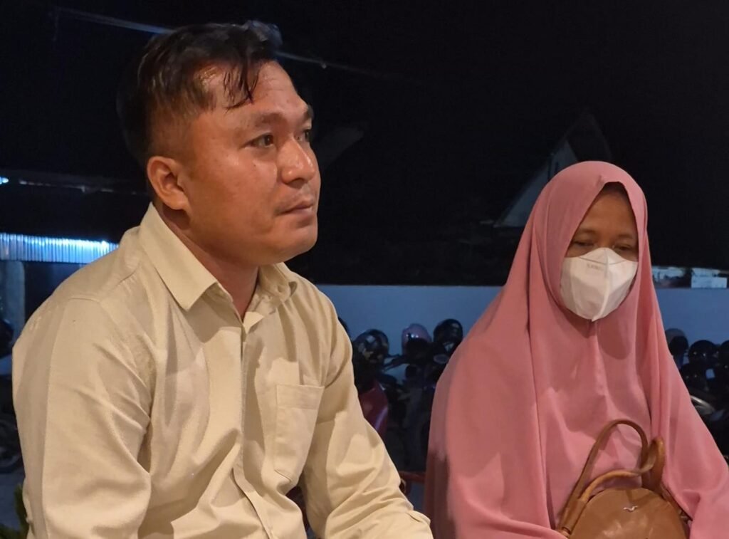 Pengacara bernama Ahmad Julhidjah (kiri) dan korban penipuan jual beli tanah kaveling di Kelurahan Anggoeya, Kecamatan Poasia, Kota Kendari, Sulawesi Tenggara (Sultra), yang dilakukan manajemen CV Konalako Bersama.