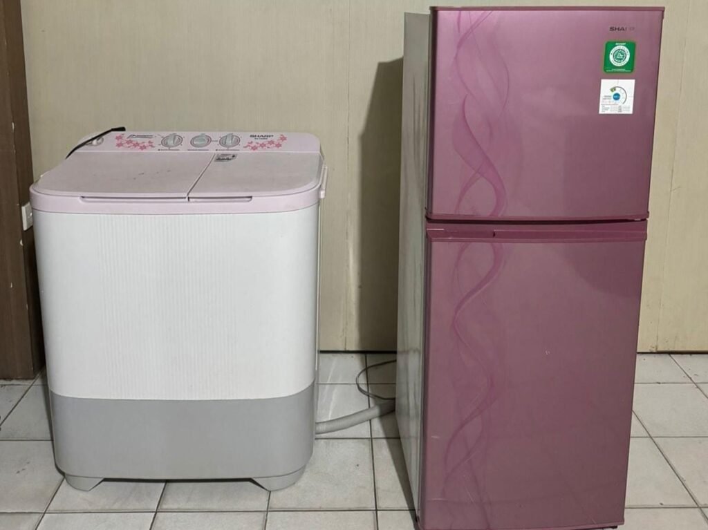 Kulkas dan mesin cuci disita polisi sebagai barang bukti dugaan tindak pidana pencurian di BTN Margahayu Mega Regency, Kelurahan Mokoau, Kecamatan Kambu, Kota Kendari, Sulawesi Tenggara (Sultra).