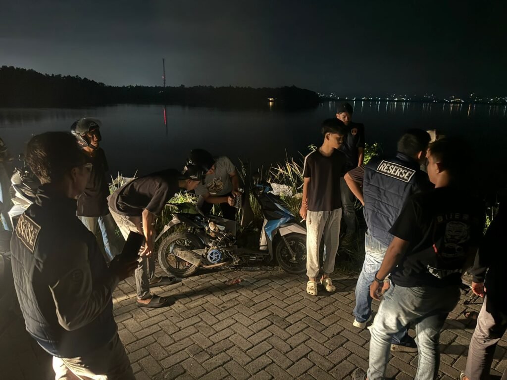 Tim Patroli Jaga Kendari membubarkan kelompok remaja yang sedang nongkrong di kawasan bat-bat, Kelurahan Kambu, Kecamatan Kambu, Kota Kendari.