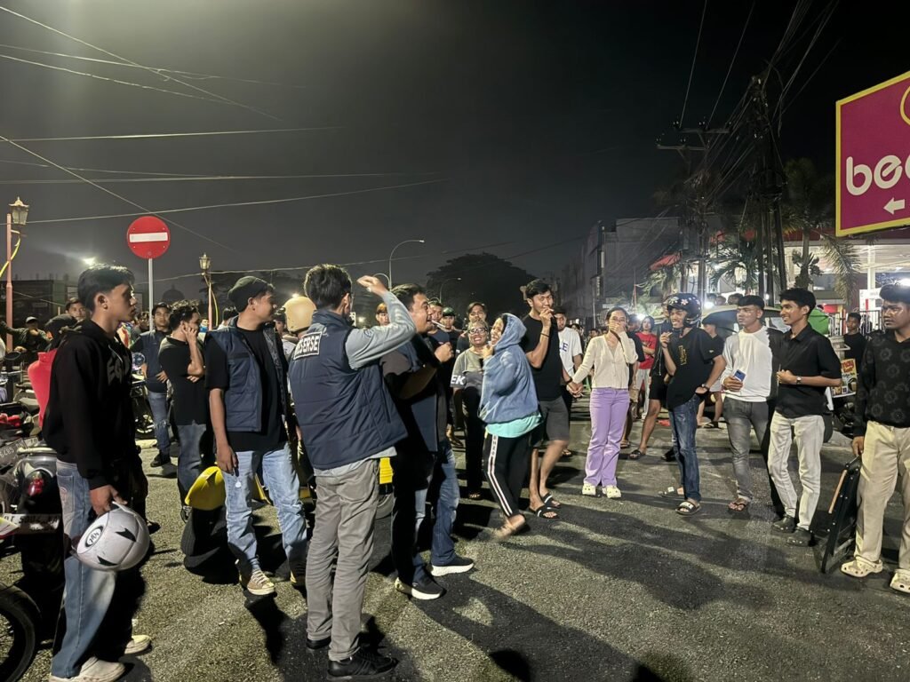 Tim Patroli Jaga Kendari membubarkan aktivitas lomba lari oleh sekolompok remaja di kawasan Kali Kadia, Kelurahan Bende, Kecamatan Kadia, Kota Kendari.